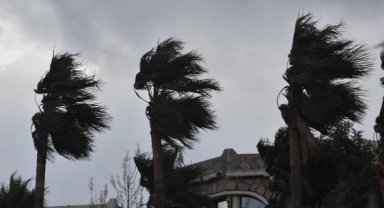 İzmir'de kuvvetli rüzgar ve fırtına uyarısı