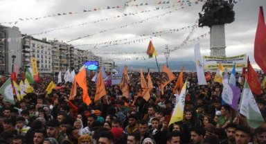 İzmir'de nevruz etkinliğinde konuşan Erkan Baş: Bizi açlıkta, yoksullukta birleştirdiler