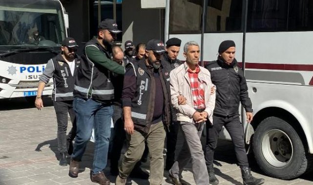 İzmir'deki FETÖ operasyonunda 12 şüpheli tutuklandı, 35'i adliyede