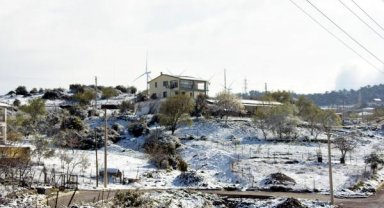 İzmir'in yüksek kesimlerine kar yağdı