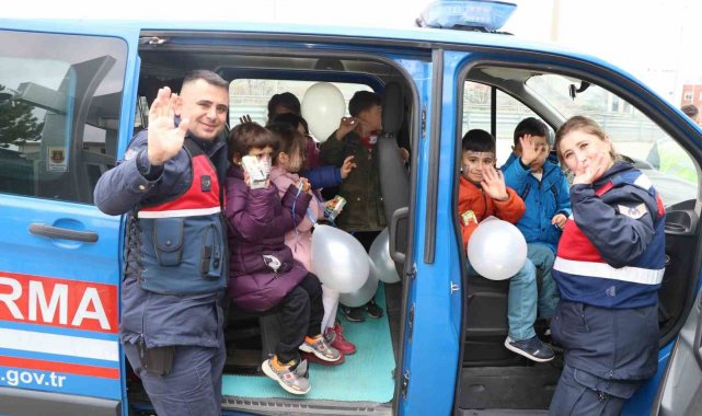 Jandarma ekipleri çocuklara jandarmayı tanıttı