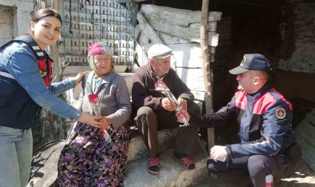 Jandarma ekipleri yaşlıları unutmadı