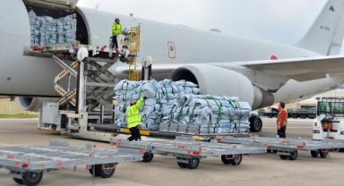 Japonya'dan gönderilen yardım uçağı Adana'ya iniş yaptı