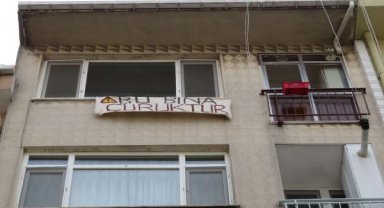 Kadıköy'de 'bu bina çürüktür' pankartı asıp evi boşalttı