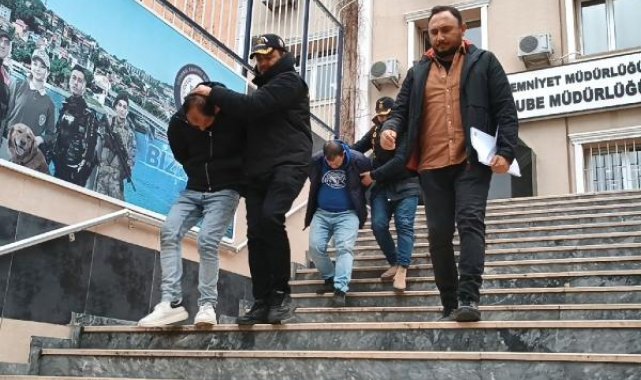 Kadıköy'de kendini polis olarak tanıtıp 500 bin lira dolandıran 2 şüpheli gözaltında
