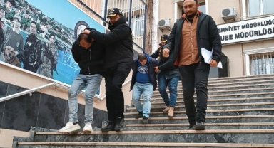 Kadıköy'de kendini polis olarak tanıtıp 500 bin lira dolandıran 2 şüpheli gözaltında