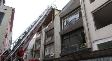 Kadıköy'de kentsel dönüşüm için boşaltılan binanın çatısında yangın 