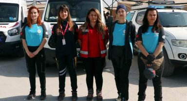 Kadın ambulans şoförleri, depremzedeler için seferber oldu