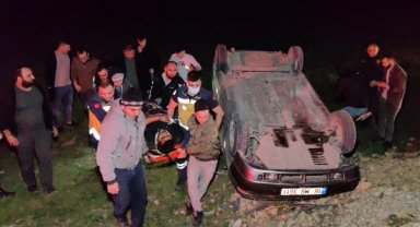 Kafa kafaya çarpışan otomobil ve elektrikli bisiklet tarlaya uçtu: 2 yaralı