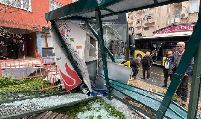 Kağıthane'de halk otobüsü durağa çarptı