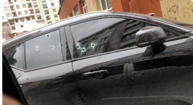 Kağıthane'de sokak savaş alanına döndü; Otomobile kurşun yağdırdılar, evlere de isabet etti