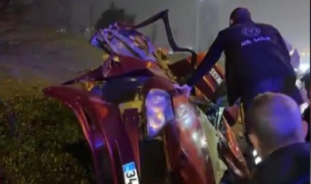 Kağıthane'de TEM Otoyolu'nda bariyerlere çarpan otomobil takla attı: 1'i ağır 3 yaralı