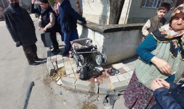 Kaldırımda yürürken otomobilin çarptığı anne ile 1'i bebek, 2 çocuğu yaralandı