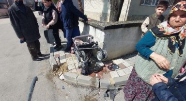 Kaldırımda yürürken otomobilin çarptığı anne ile 1'i bebek, 2 çocuğu yaralandı