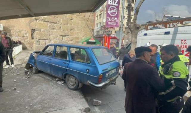 Kaldırımda yürürken otomobilin çarptığı yaya, ağır yaralandı