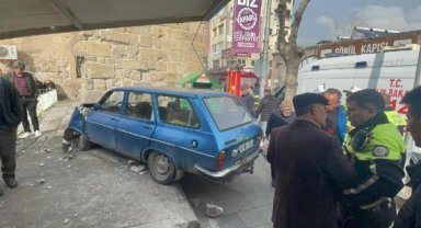Kaldırımda yürürken otomobilin çarptığı yaya, ağır yaralandı