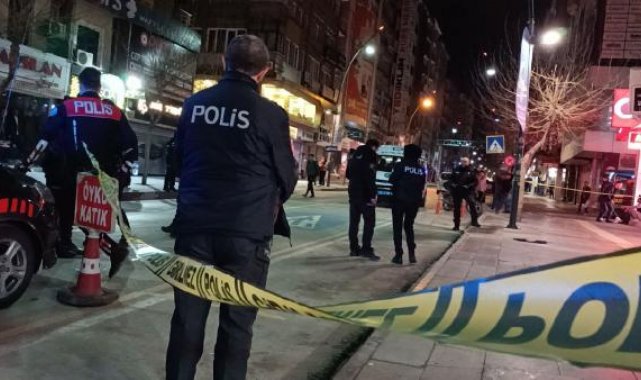 Kaldırımda yürürken silahlı saldırıda yaralandı