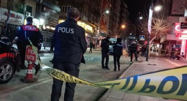 Kaldırımda yürürken silahlı saldırıda yaralandı