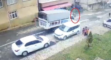 Kamyonetin çarptığı Yusuf Emir yaşamını yitirdi; kaza kamerada