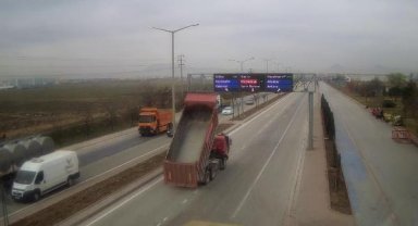 Kamyonunun açık unutulan damperinin çarptığı yön levhası devrildi