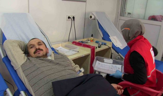 Kan bağışı için Kızılay'a akın ettiler