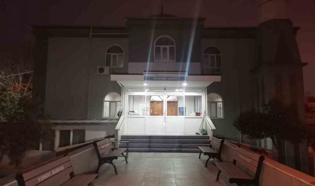 Kapıya siper oldu, cemaati camiye sokmadı: O anlar kamerada