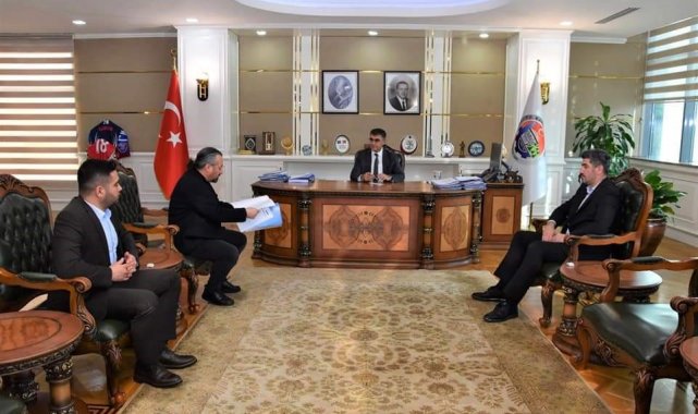 Karabük İdman Yurdu yardım maçından toplanan gelirin dekontunu Vali Gürel'e teslim etti