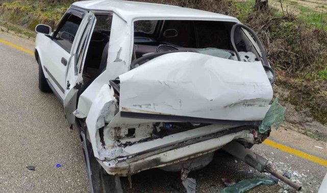 Karabük'te otomobil hafriyat kamyonuna çarptı: 2 yaralı