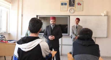 Karatay Belediyesi, İstiklal Marşı'nın yazılışı ve kabulü sürecini çat kapı tiyatro oyunuyla anlattı