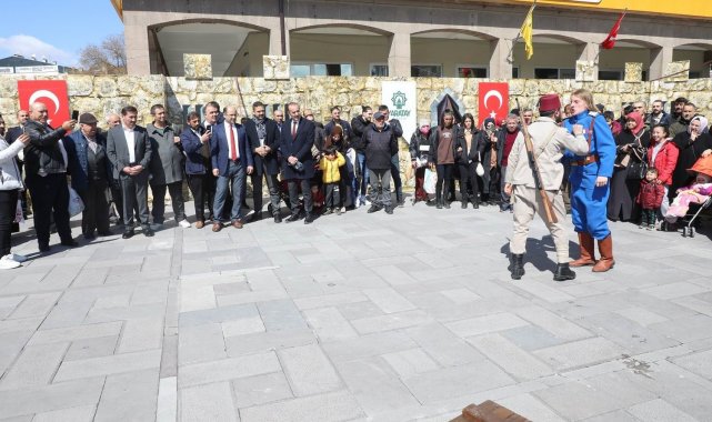 Karatay'ın "Bir Destandır Çanakkale" tiyatro gösterisi yoğun ilgi görüyor