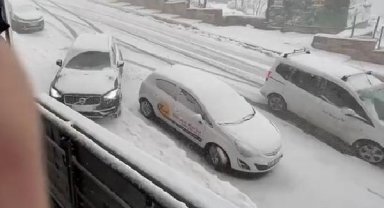 Karda kayganlaşan yolda kaza yapan otomobil kamerada
