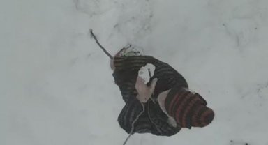Kardan yolları kapanıp, telefon şarjı biten çifte dronla pil desteği