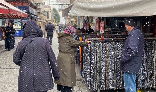 Karlı ve soğuk havaya rağmen alışveriş kalabalığı dikkat çekti