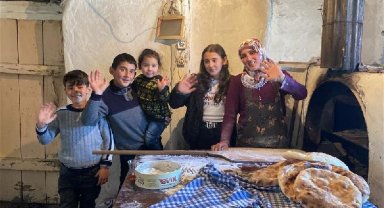 Kars'ta köyde yaşayan 4 çocuk annesi, İngilizce öğretmenliği hayali için YKS'ye hazırlanıyor