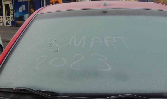 Kars'ta soğuktan araçların camları dondu