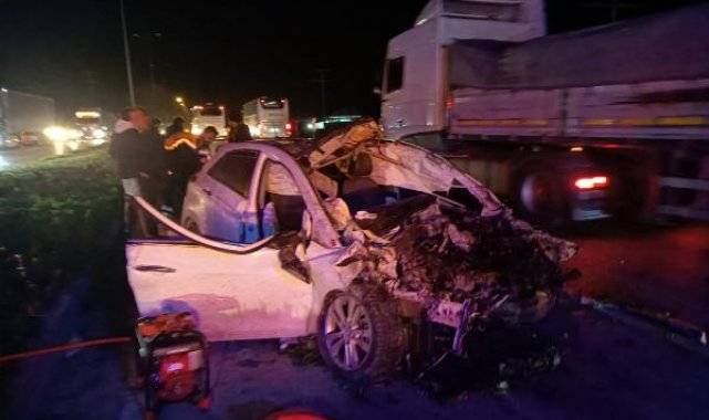 Karşı şeride geçen otomobil ile kamyon çarpıştı; 1 ölü, 2 yaralı