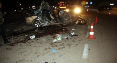 Karşı şeride geçen otomobil, kamyonetle çarpıştı: 2 ölü, 4 yaralı