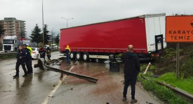 Karşı şeritte otomobile çarpan TIR'ın sürücüsü yaralandı