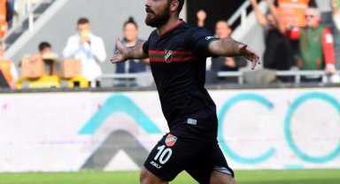 Karşıyaka'da Emre direkleri dövdü