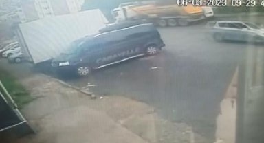 Kartal'da kayan hafriyat kamyonu 13 araca çarptı