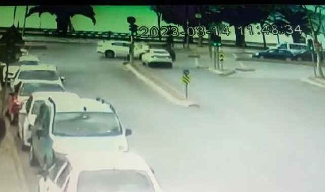 Kartal'da 2 otomobilin çarpıştığı kaza kamerada