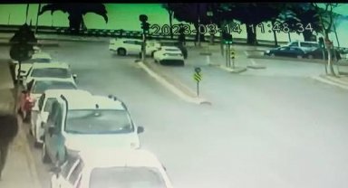 Kartal'da 2 otomobilin çarpıştığı kaza kamerada