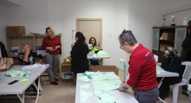 Kartal'da deprem bölgesindeki kadınlar için iç çamaşırı dikiliyor