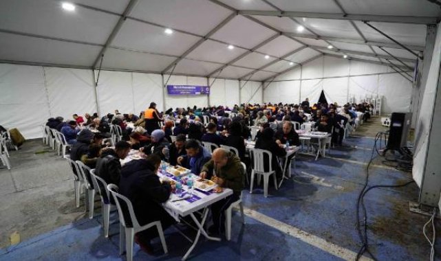 Kartal'da iftar ve sahur için kurulan çadırda vatandaşlara yemek ikramı