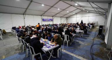 Kartal'da iftar ve sahur için kurulan çadırda vatandaşlara yemek ikramı