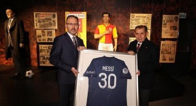 Kasapoğlu, Messi'nin imzalı formasını depremzedeler için Galatasaray Kulübü'ne bağışladı
