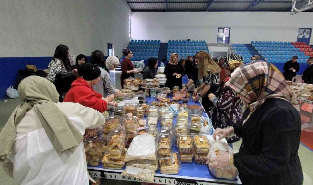 Kastamonu'da 2,5 saatte binden fazla ürün satıldı, geliri depremzedelere bağışlandı