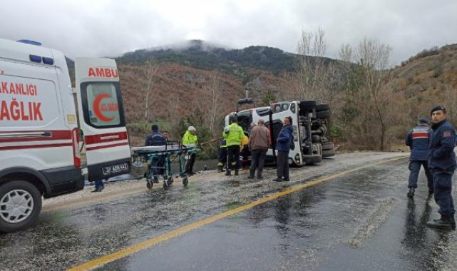 Kastamonu'da çimento yüklü TIR devrildi; şoför yaralı