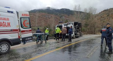 Kastamonu'da çimento yüklü TIR devrildi; şoför yaralı