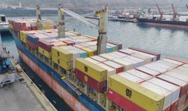 Katar'dan gönderilen konteyner evleri taşıyan gemi, İskenderun Limanı'na geldi